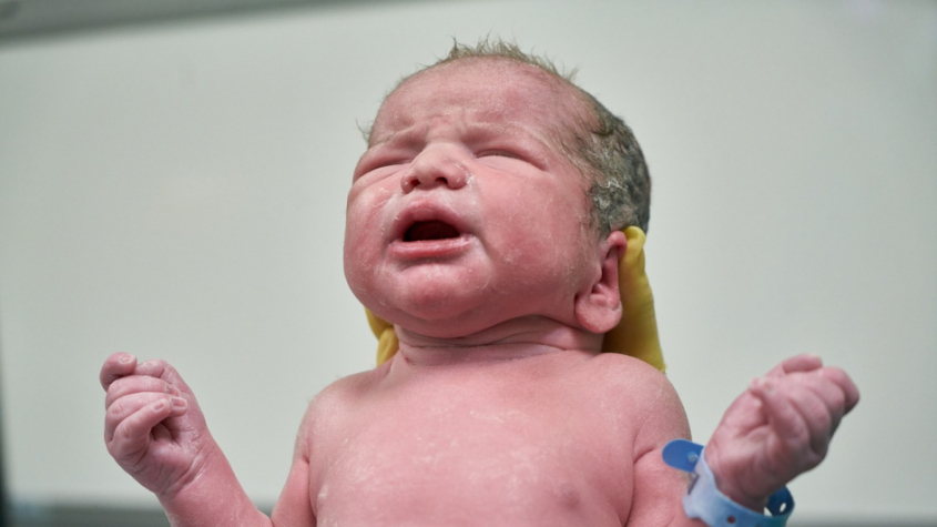 Nemocnice zakázala přítomnost otců u porodu