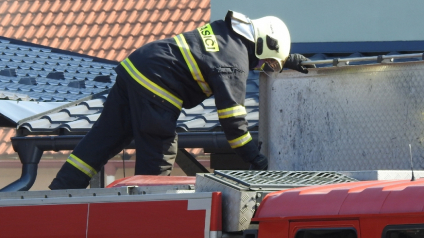 Hasiči likvidují požár filtrační jednotky v areálu výrobní firmy v Bohutíně