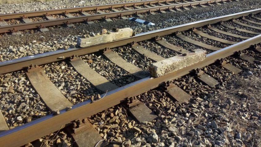 Ke střetu vlaku s betonovými pražci chybělo několik metrů
