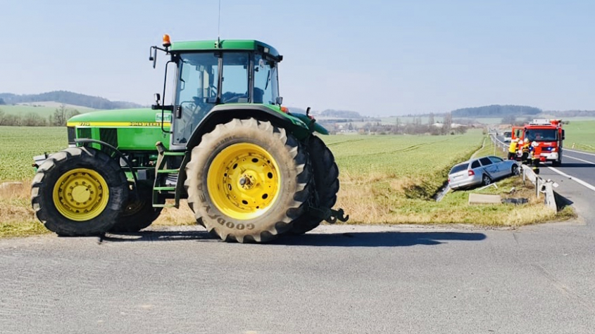 Dopravu u Skalky omezila nehoda auta s traktorem