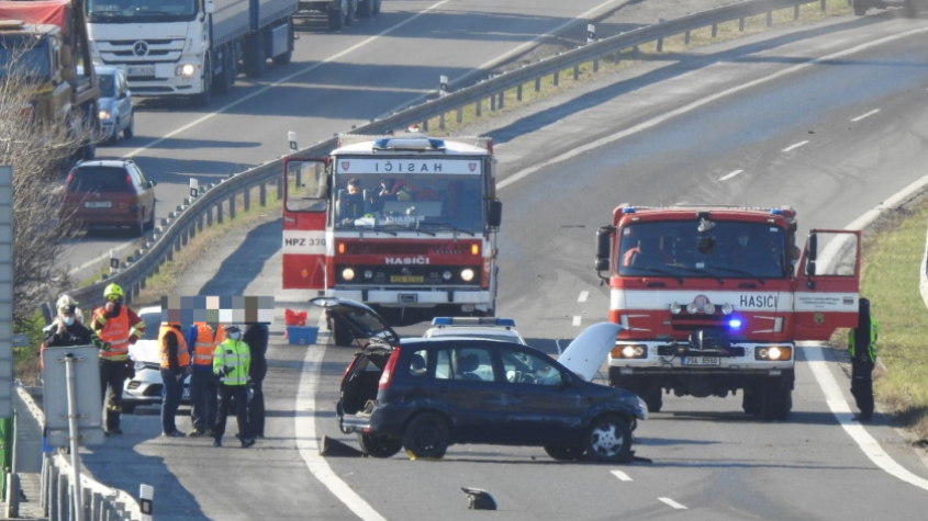Technická závada na nákladním voze uzavřela dálnici u Mníšku pod Brdy