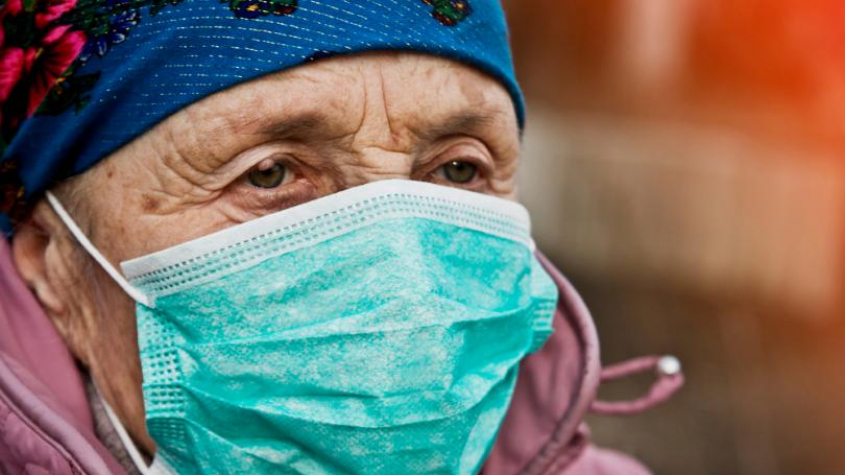 Největší podíl nakažených koronavirem připadá v Česku na lidi ve věku nad 65 let