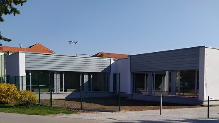 Nový školní pavilon v Dobříši je hotový, otevřou ho až s dětmi
