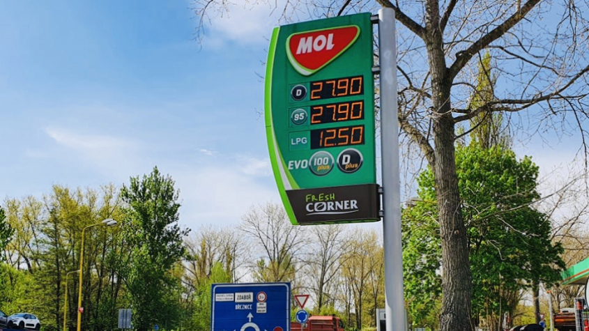 Benzin je v Česku nejlevnější od května 2009, na Příbramsku se cena drží stále vysoko