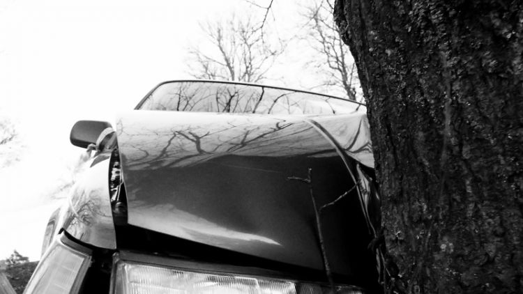 Mladý řidič v Rožmitále narazil do stromu