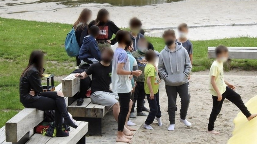 Teenageři se shlukují na Nováku. Vulgárními výrazy a potyčkami obtěžují rodiny s malými dětmi