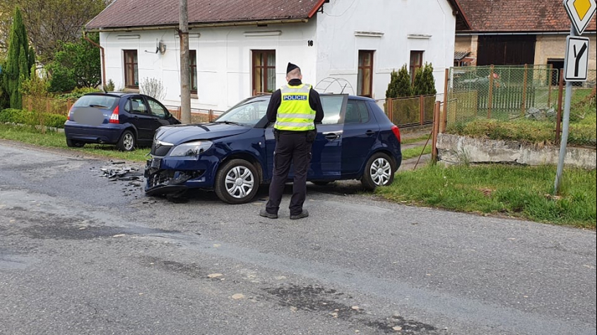 Nehoda dvou vozidel si vyžádala škodu přesahující 100 tisíc korun