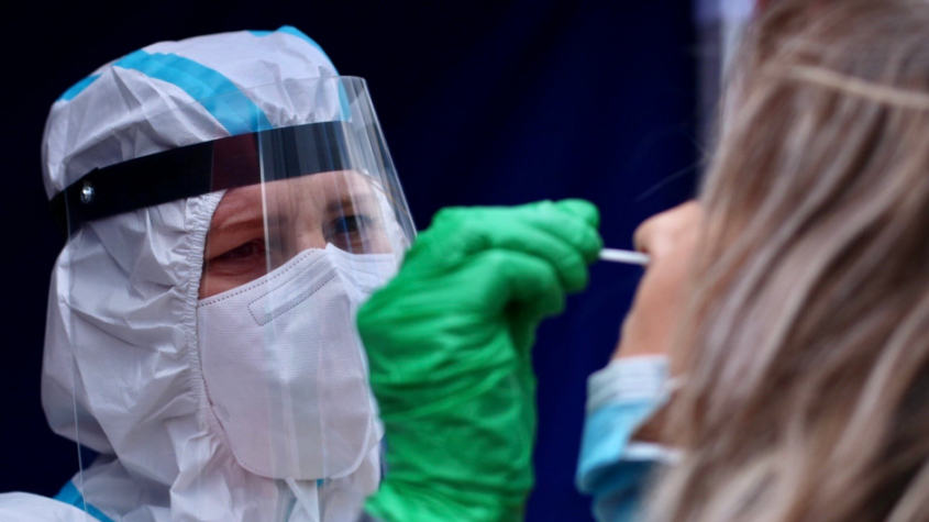 Odběrové místo na koronavirus prozatím v Příbrami zůstane, domácí odběry provádí armádní sestry