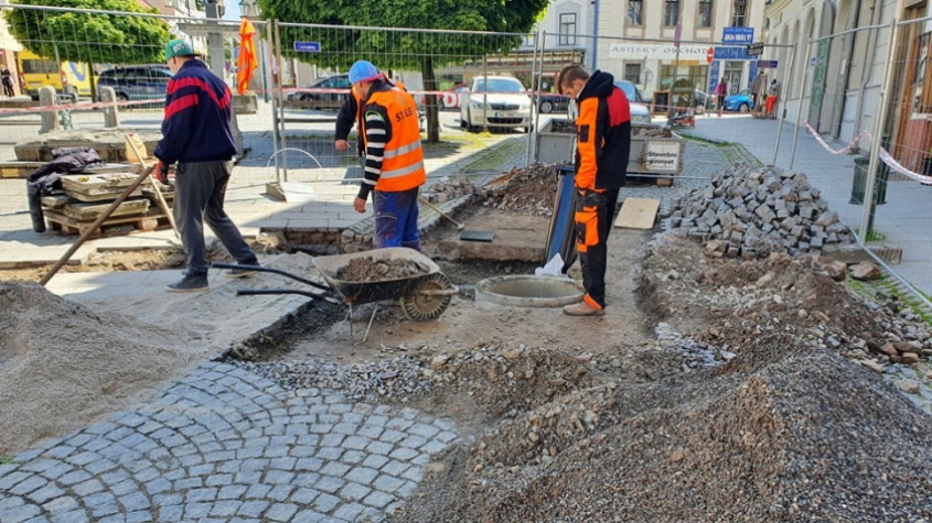 Výsuvné sloupky v Pražské ulici budou mít akustické detektory sirén, záchranářům umožní bezproblémový přístup