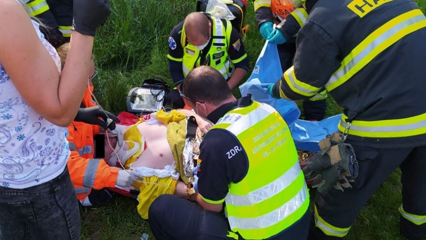 Motorkář přišel při havárii u Lochovic o nohu, první pomoc muži poskytla projíždějící zdravotní sestra