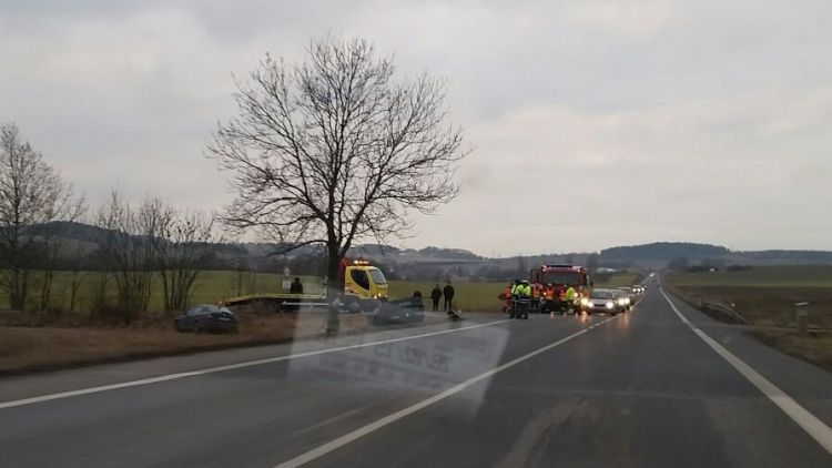 Auto na střeše po nehodě dvou vozů na Evropské