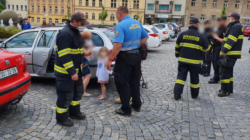 Městští strážníci pomohli vyprostit dítě z uzamčeného auta