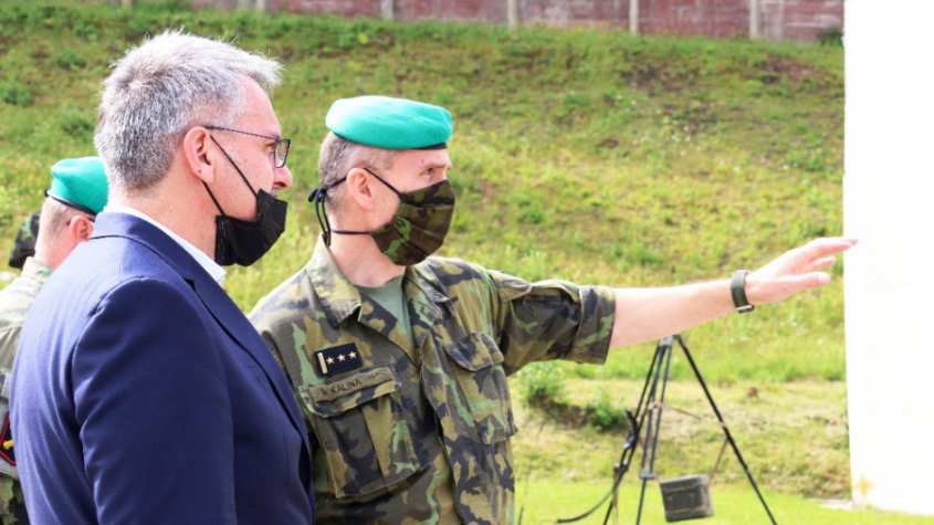 Ministr obrany v Jincích: Dělostřelci se mohou těšit na nové zbraně
