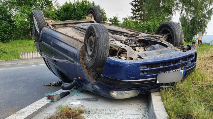V Rožmitále skončilo auto na střeše, řidič vyvázl bez zranění