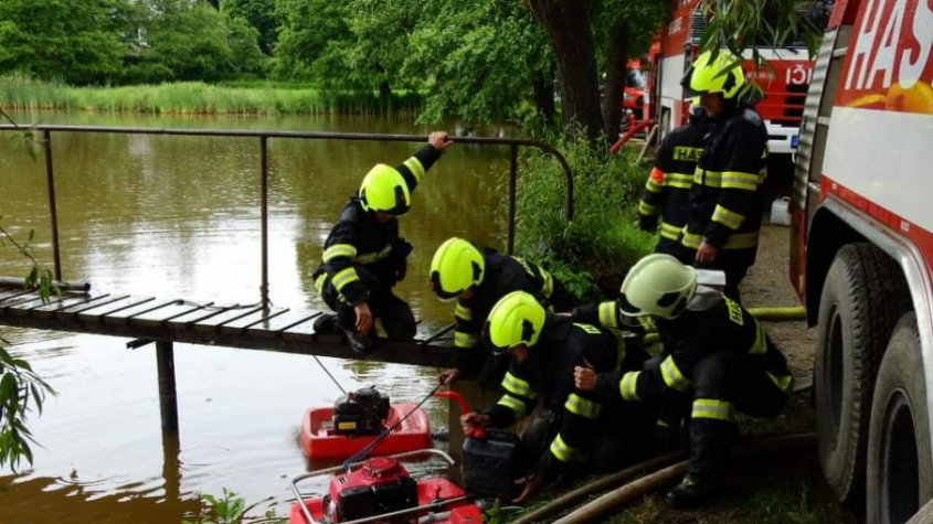 Kamenický rybník hrozil přetečením, hasiči odčerpávají vodu