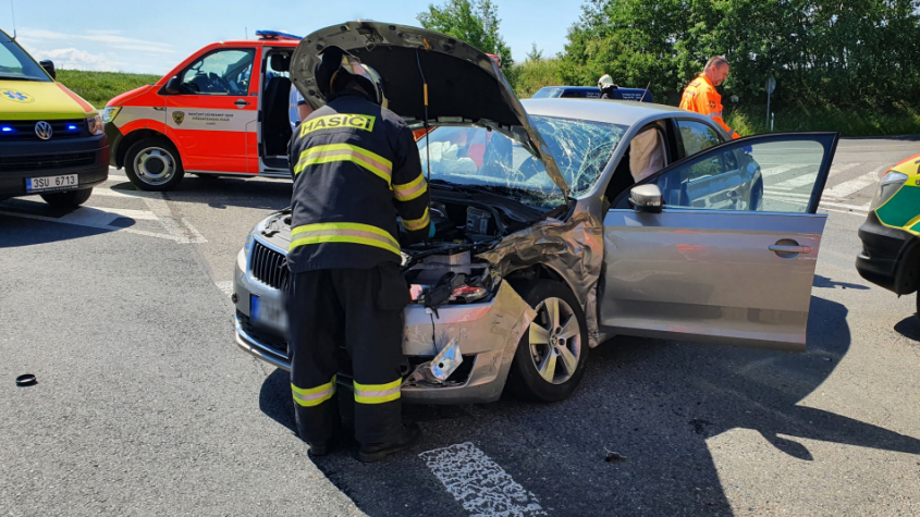Tři zraněné osoby si vyžádala dopravní nehoda u sjezdu z dálnice na Dobříš