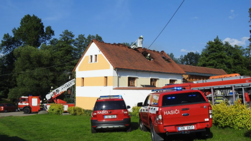 Plameny zachvátily penzion u Sedlčan, s ohněm bojovalo šest hasičských jednotek