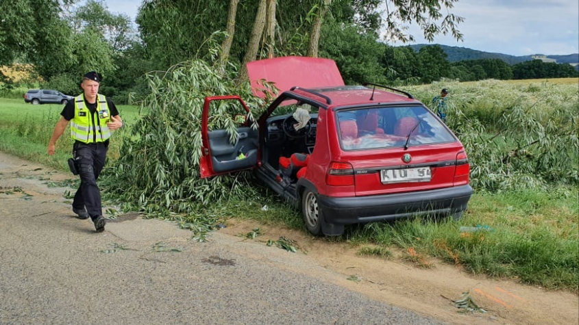 Řidička felicie narazila u Velké Lečice do stromu, na pomoc spěchal vrtulník