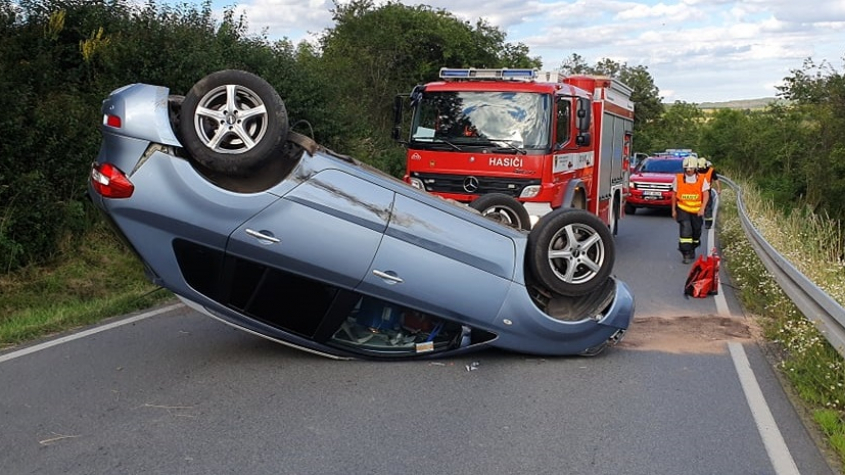 U Třebska skončilo auto na střeše, policisté komunikaci uzavřeli