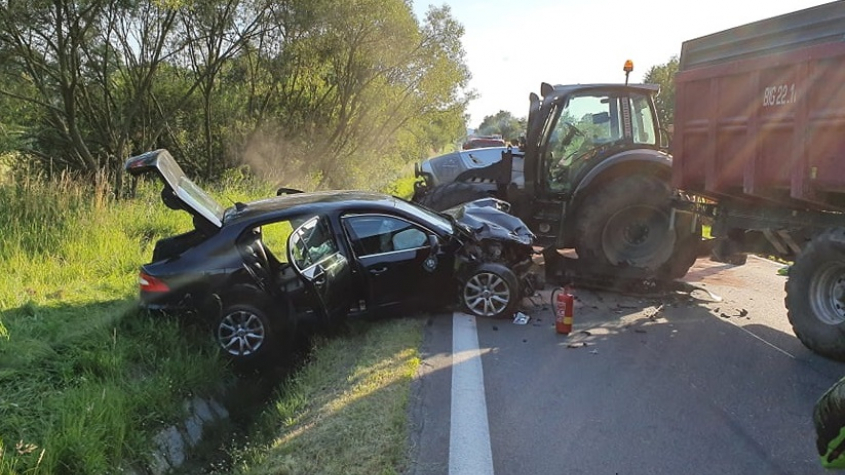 U Vojkova se čelně střetl Superb s traktorem, policisté silnici uzavřeli