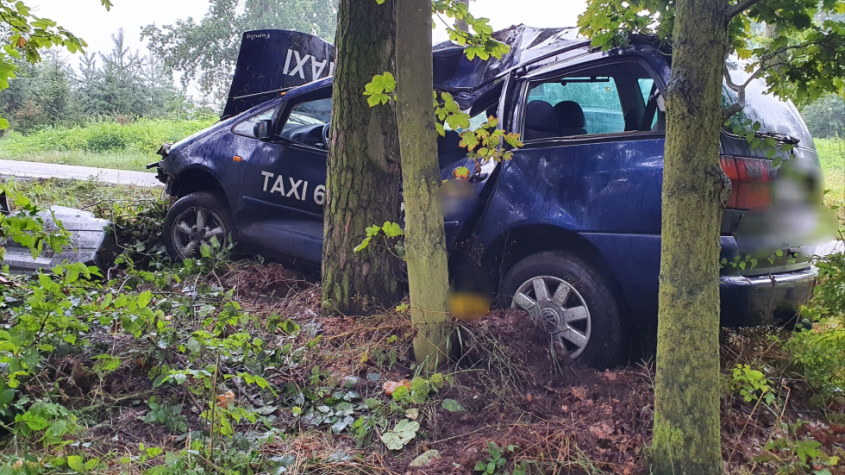 U Lazska narazil taxík do stromu, řidiče odvezli do nemocnice