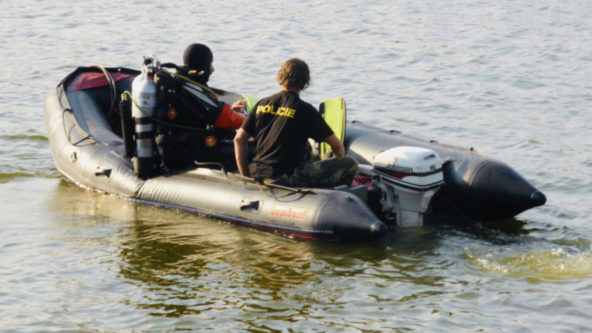 Policisté stále pátrají po dvaačtyřicetiletém muži, který vyskočil u Radavy z člunu a nevyplaval
