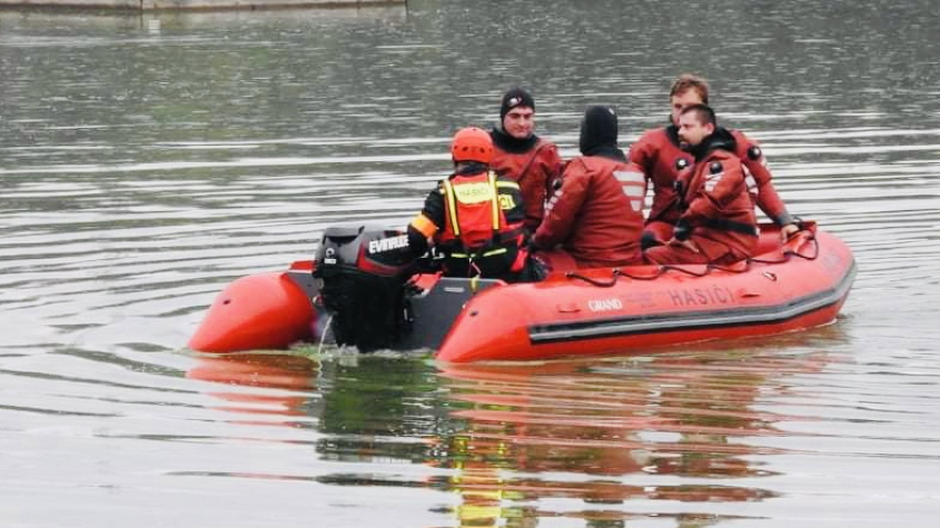 Potápěči prohledávají rybník na Příbramsku, pátrají po pohřešovaném muži