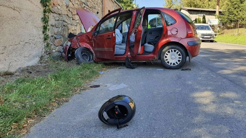 V Milíně se střetlo auto s motorkou, jeden zraněný