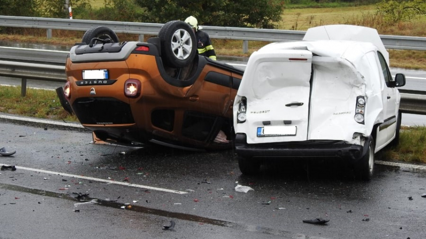 Provoz na dálnici D4 u Obořiště omezila nehoda tří vozidel