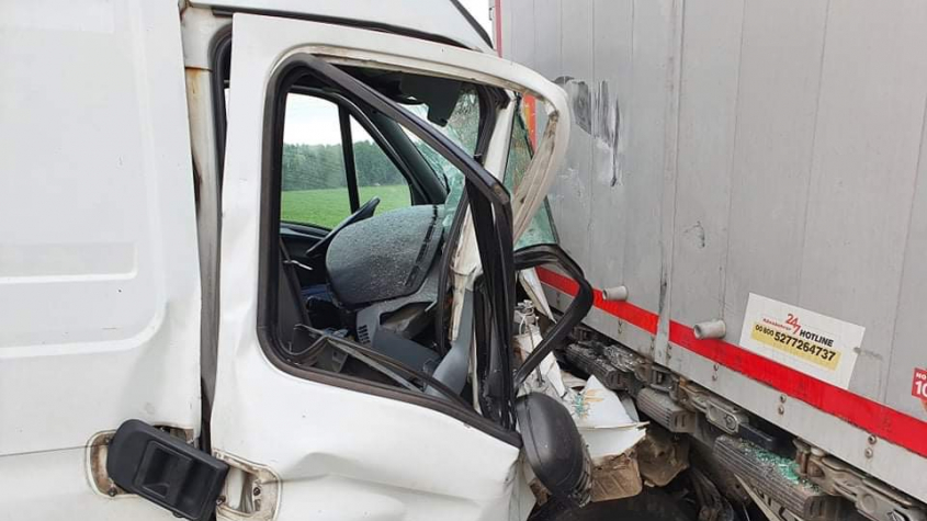 Řidič dodávky na Strakonické nedobrzdil a čelně havaroval do nákladního vozidla