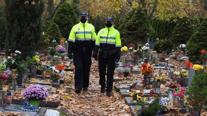 Městští strážníci zvýšili dohled na hřbitovech, policisté se zaměřují na řidiče