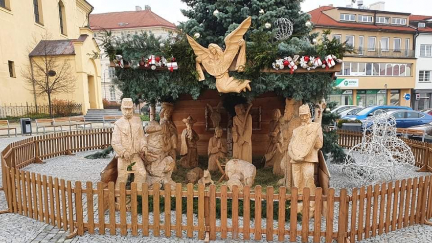 Vánoční strom v Příbrami doplnil dřevěný betlém