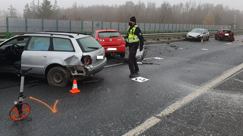 Dvě nehody uzavřely dálnici D4 v obou směrech, havarovalo 9 aut