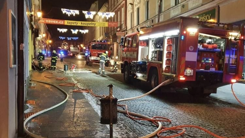 Hasiči likvidují požár nové pizzerie v Příbrami, mělo dojít i k zahoření firemního auta