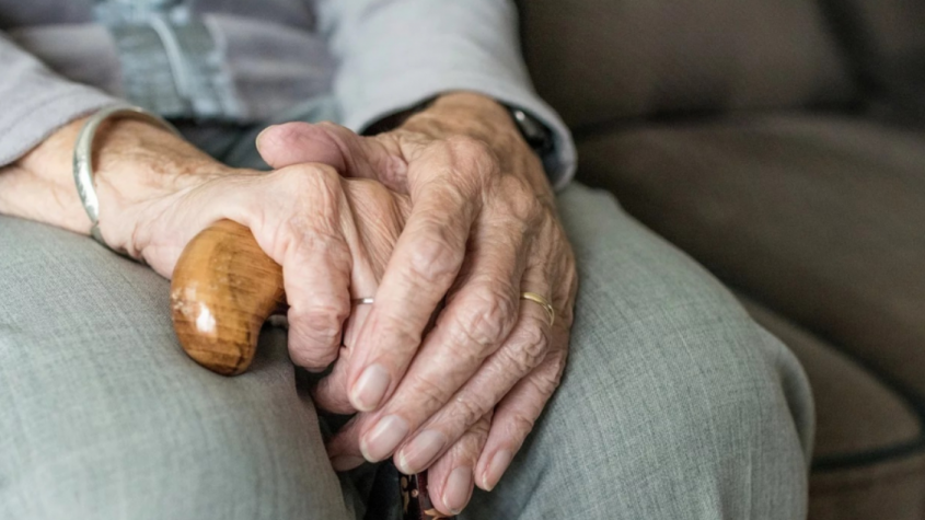Po téměř dvou měsících jsou možné návštěvy v domovech seniorů