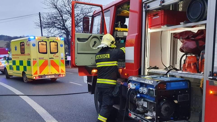 Ve Věšíně došlo k zahoření místnosti od krbu, požár likvidují tři hasičské jednotky