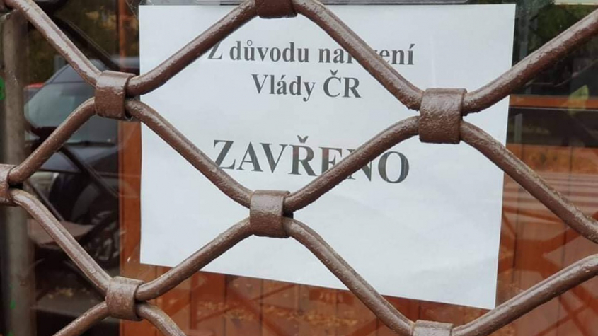 Česko bude od pátku ve stupni 4. Vláda zavře hospody, obchody a služby zůstanou v provozu