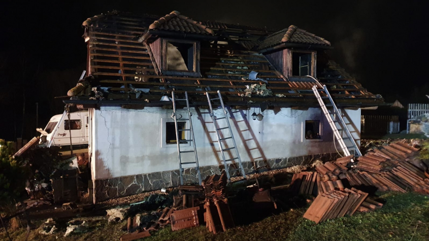 Při nočním požáru v Ohrazenicích zemřel muž, čtyři zranění