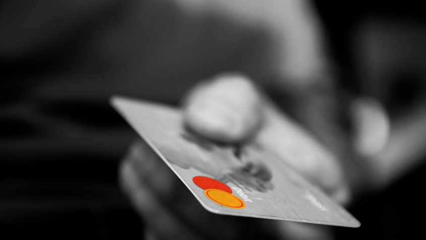 Žena v Dobříši našla platební kartu a založila mezi své. Později si prý neuvědomila, že s ní platí