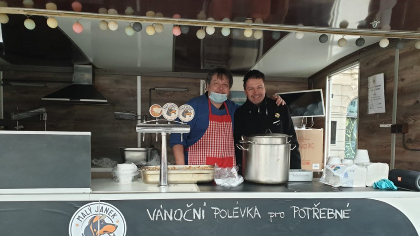 Iniciátoři výzvy Chcípl pes nabídli v Praze rybí polévku