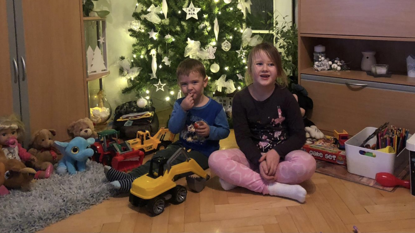 Velké vánoční překvapení: Kristýnce a Mirečkovi z Ohrazenic přijela na Štědrý den z nemocnice maminka