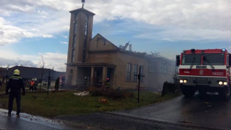 V Mirovicích hořel kostel, hašení komplikoval vítr
