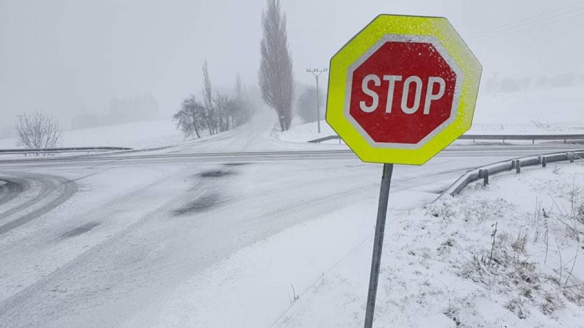 Meteorologové varují: Dopravu zkomplikuje ledovka, napadne až 25 centimetrů sněhu