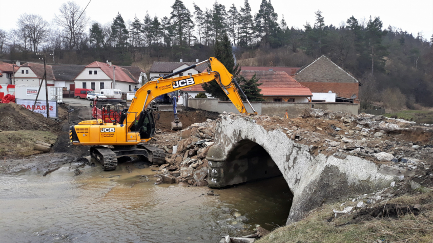 Stavbaři zahájili demolici mostu v Počaplech