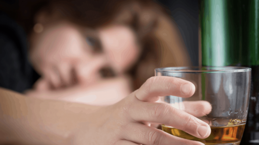Za pandemie výrazně přibylo lidí, kteří pijí alkohol doma o samotě