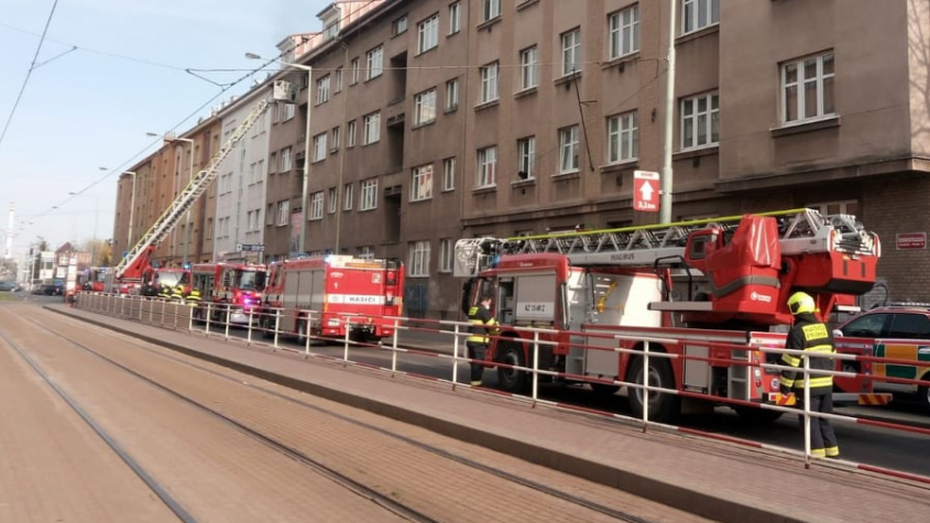 Při požáru bytu v Praze zraněno 14 lidí, z toho šest dětí