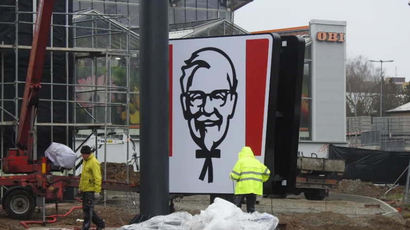 U budovy dokončované stavby KFC v Příbrami stavaři dnes instalovali totem. Fast food otevře na konci června