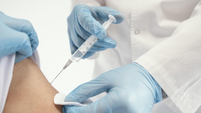 Za poslední týden přibylo osm podezření na úmrtí po očkování