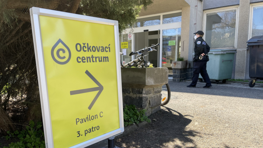 Nakažených v Česku nadále ubývá, dokončené očkování má téměř milion obyvatel