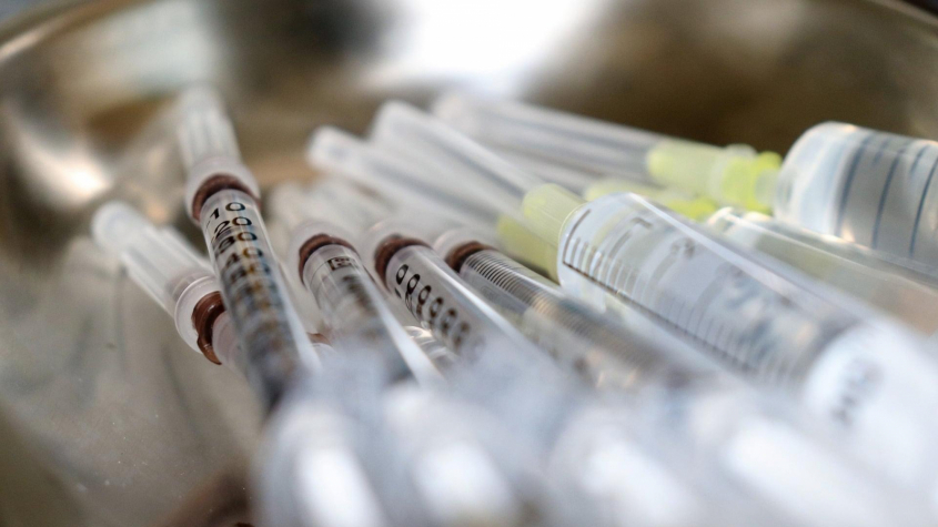V úterý v ČR opět zpomalovalo šíření covidu a zrychlovalo očkování